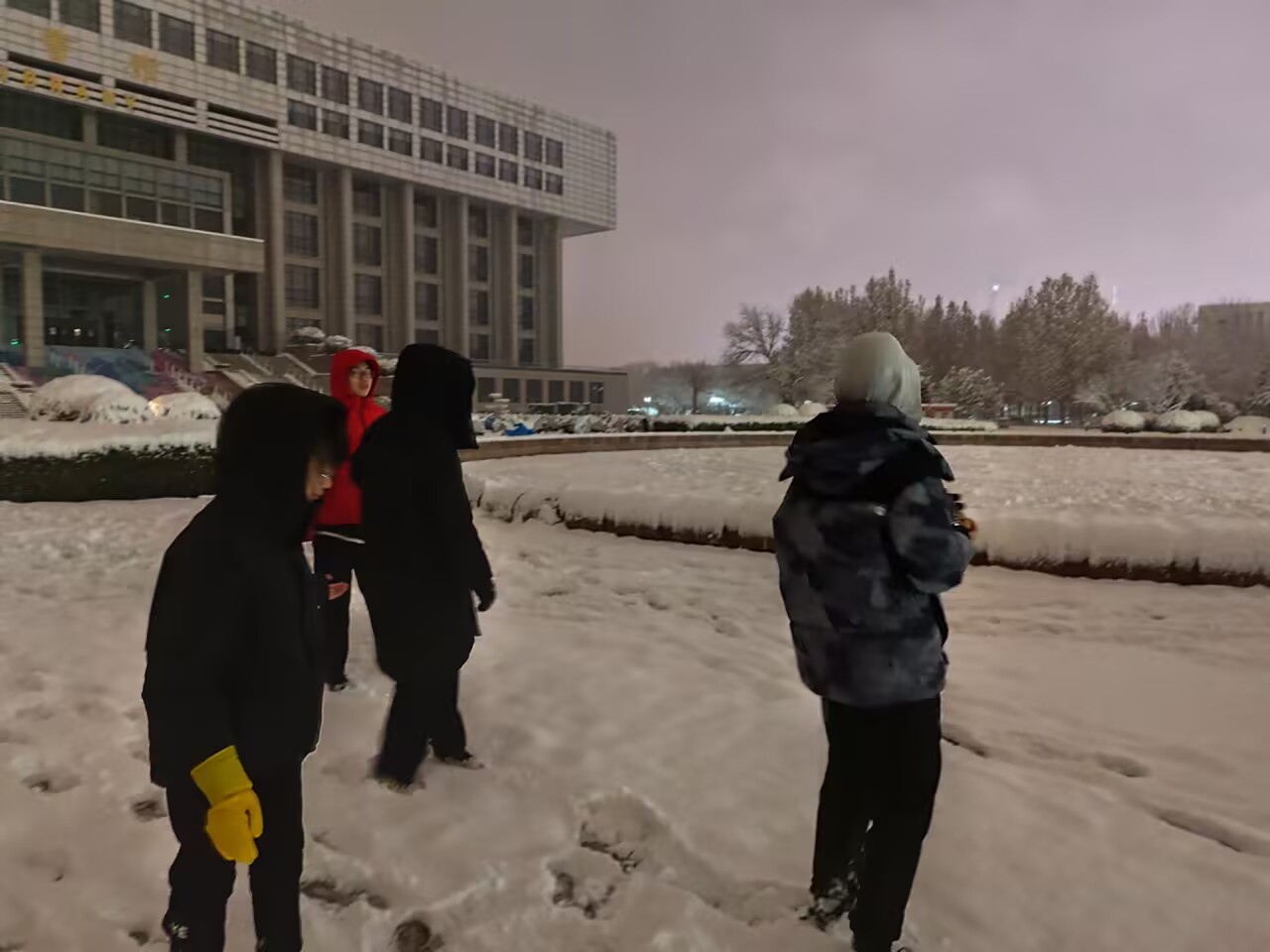 和朋友一起打雪仗