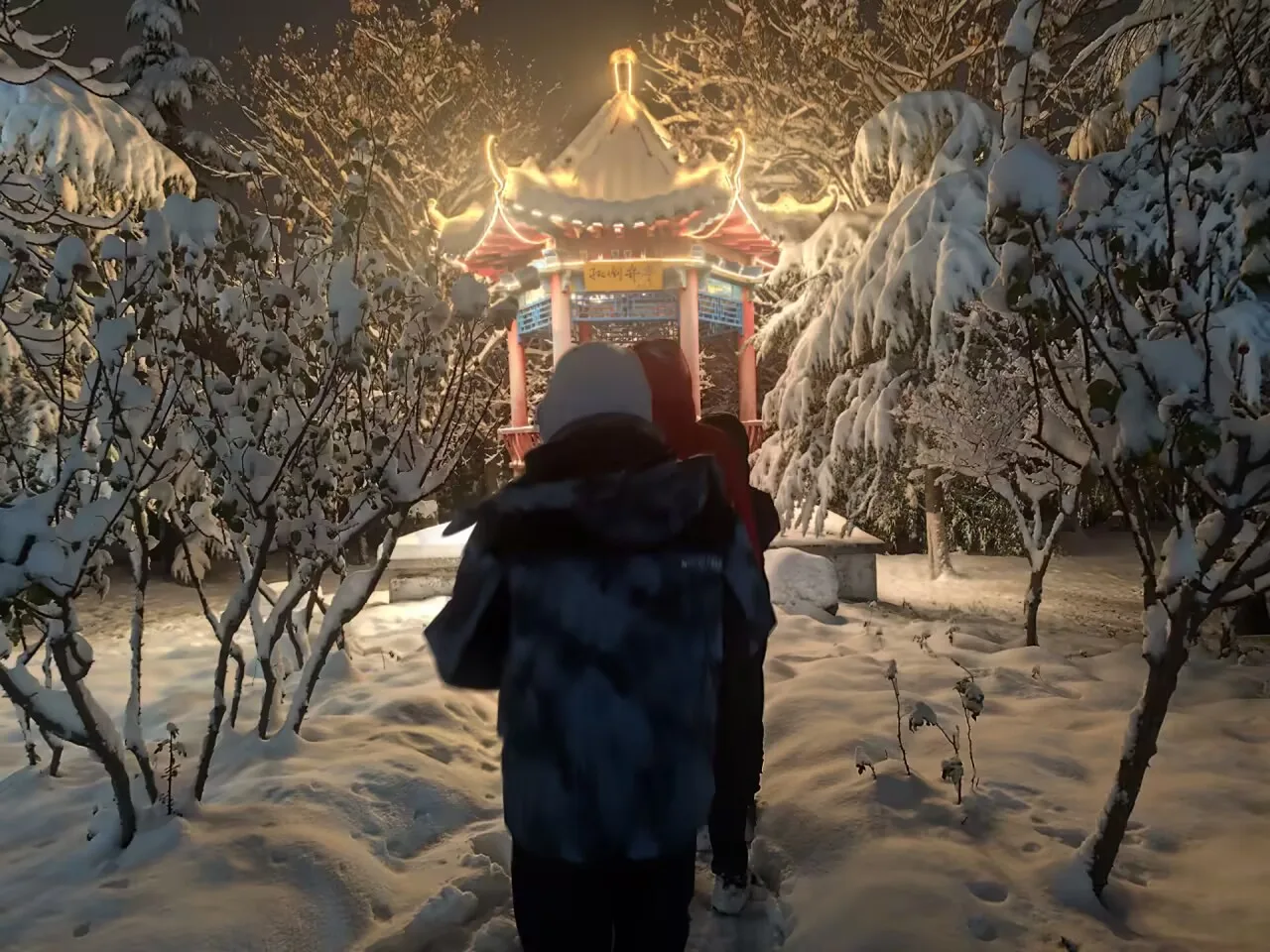雪中的校园